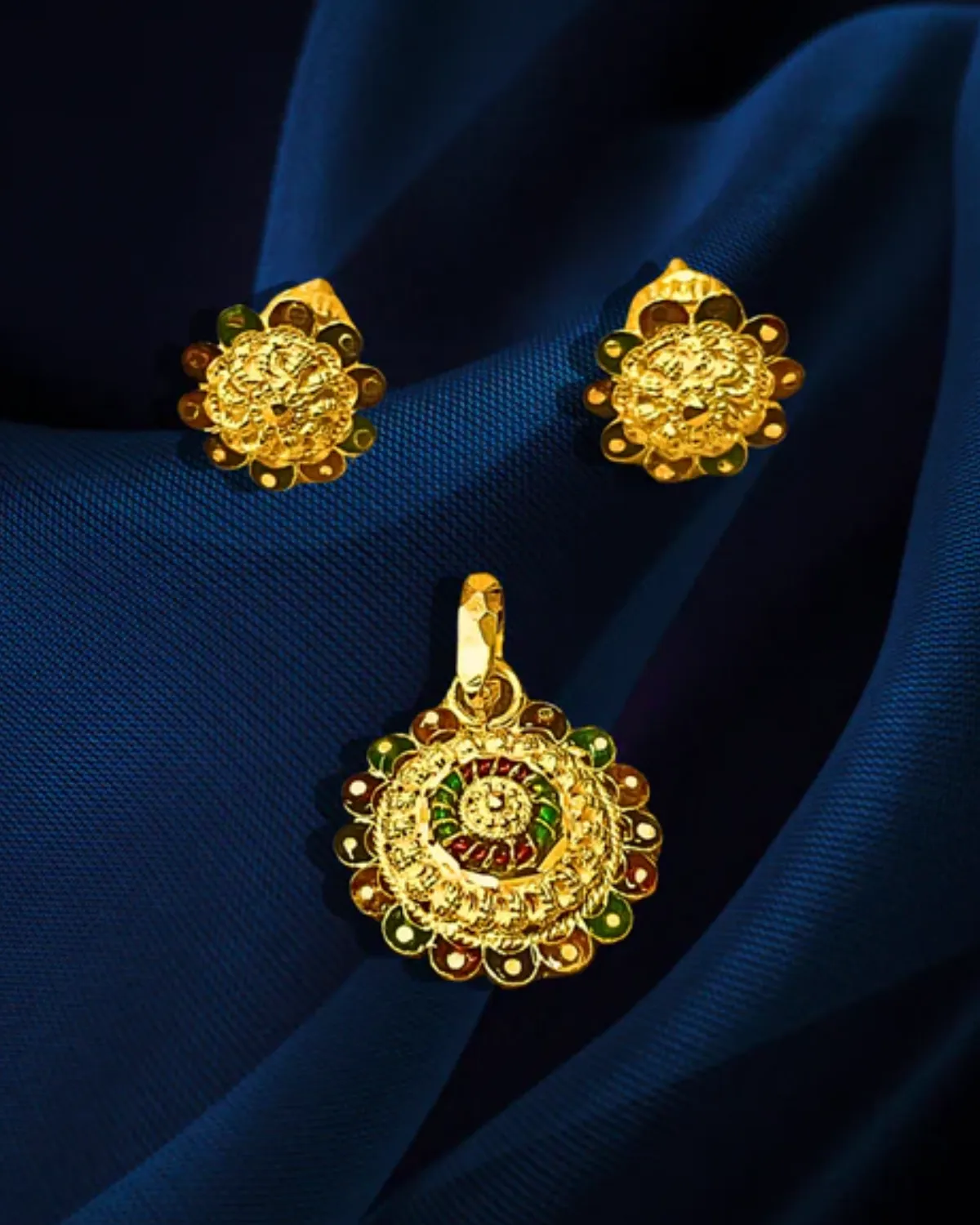 22 KT Gold Traditional Round Multicolor Pendant Set (D122)