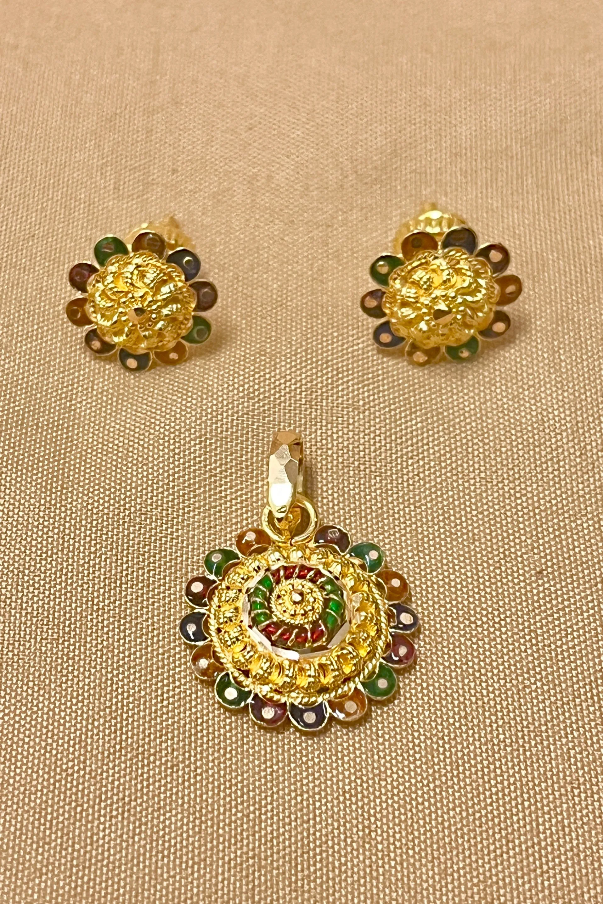 22 KT Gold Traditional Round Multicolor Pendant Set (D122)